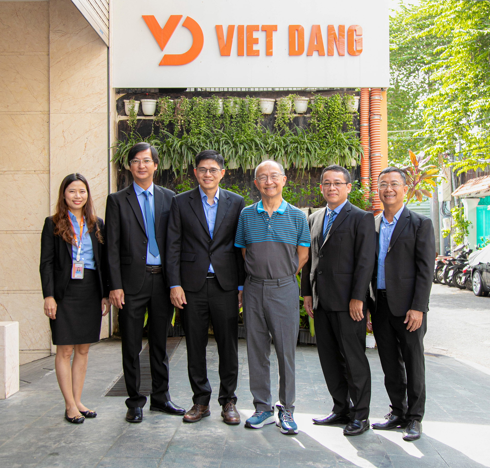 GS.TS.BS Ngô Chí Hiền chụp ảnh kỷ niệm tại cổng trụ sở